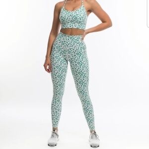 ECHT 2 Pc Athletic Leggings and Matching Sport Bra, Fits Small to Medium